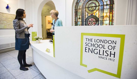 London School of English Canterbury okulunda 30 yaş ve üstü öğrencilere özel genel İngilizce
